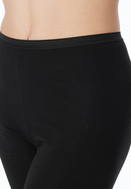 Detail van de tailleband en de stof van een zwarte legging.