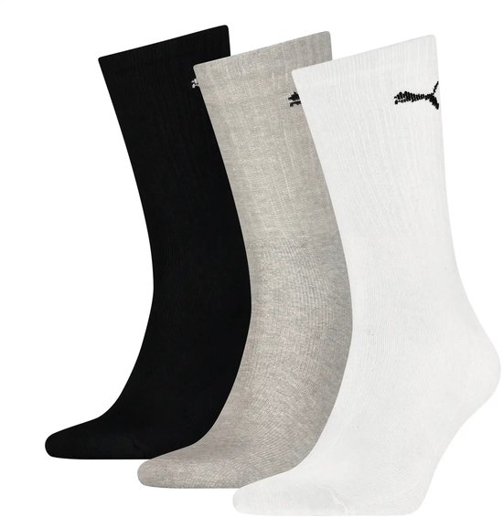 Drie paar PUMA crew sokken in zwart, grijs en wit met zwarte en witte logo's.