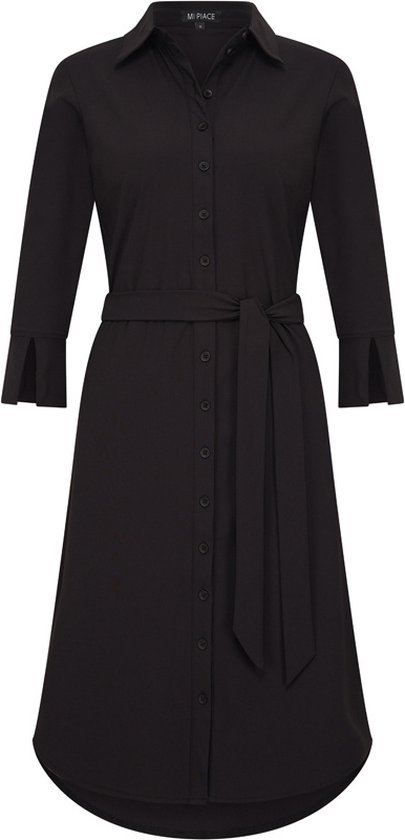 Robe noire Mi Piace à manches longues, col, boutonnée et ceinture à nouer à la taille. Fentes sur les manches.