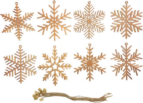 Set van acht koperkleurige kersthanger sneeuwvlokken, met verschillende ontwerpen en touwtjes.