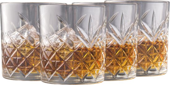 Vier glazen gevuld met amberkleurige drank en ijsblokjes, met een decoratief diamantroosterpatroon.