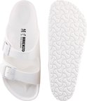Binnenzijde en zool van een witte Birkenstock Arizona EVA slipper.