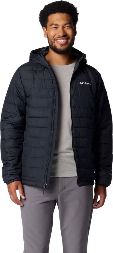 Man met open zwarte Columbia jas met capuchon, Columbia logo op borst.