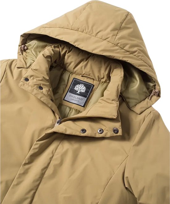 Détail de la parka beige : capuche, col et étiquette de marque 'EIKELAND oakspirit'.