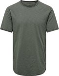 Groen T-shirt met ronde hals en een licht golvende zoom.