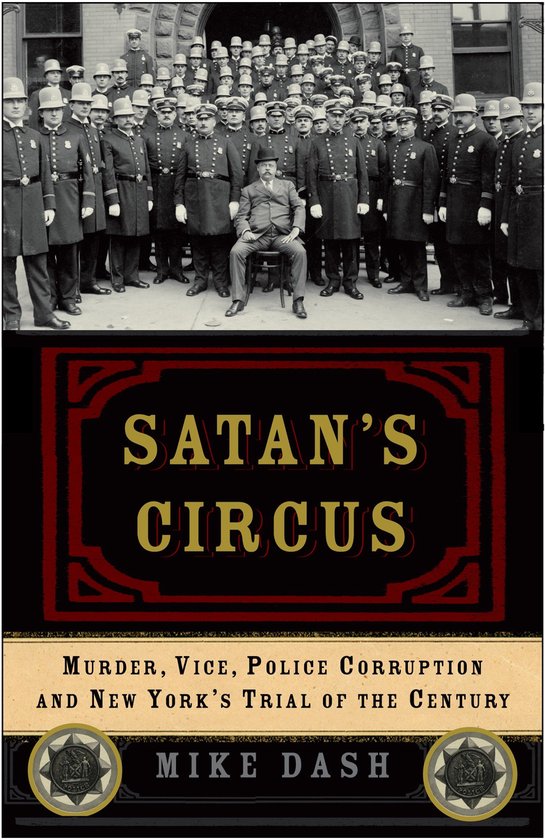 Groepsfoto van politieagenten met in het midden een man in een pak, met "SATAN'S CIRCUS" en "MIKE DASH" erop.