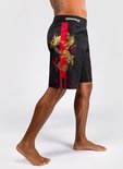 Zijaanzicht van zwarte fightshorts met gouden draak, rode streep en rode spetters.