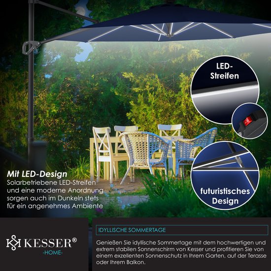 Donkerblauwe zweefparasol met LED-strips, verlicht een tuinmeubelset met vrienden, bij avond.
