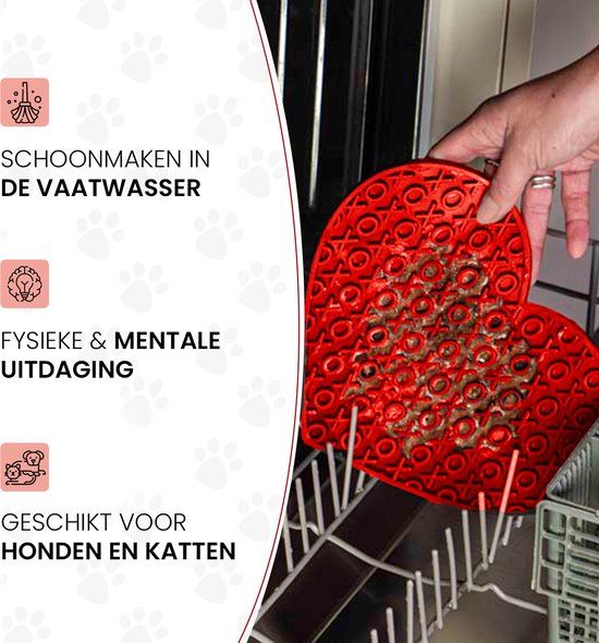 Rode hartvormige likmat, gevuld met voedsel, in een vaatwasser.