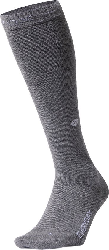Chaussette haute STOX Energy Sock gris clair, avec logo discret et 'EVERYDAY' sur le pied. Coton doux.