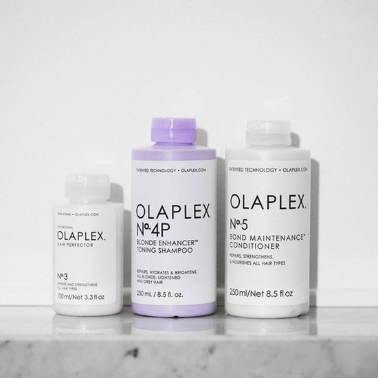 Drie Olaplex-producten op een rij: No.3 Hair Perfector, No.4P Toning Shampoo en No.5 Conditioner.