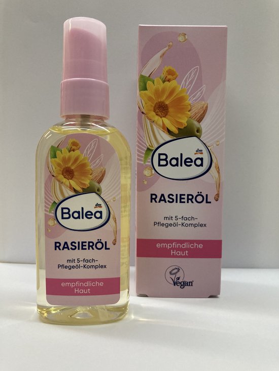 Balea scheerolie in een doorzichtige fles met roze dop naast de bijbehorende roze verpakking voor de gevoelige huid.