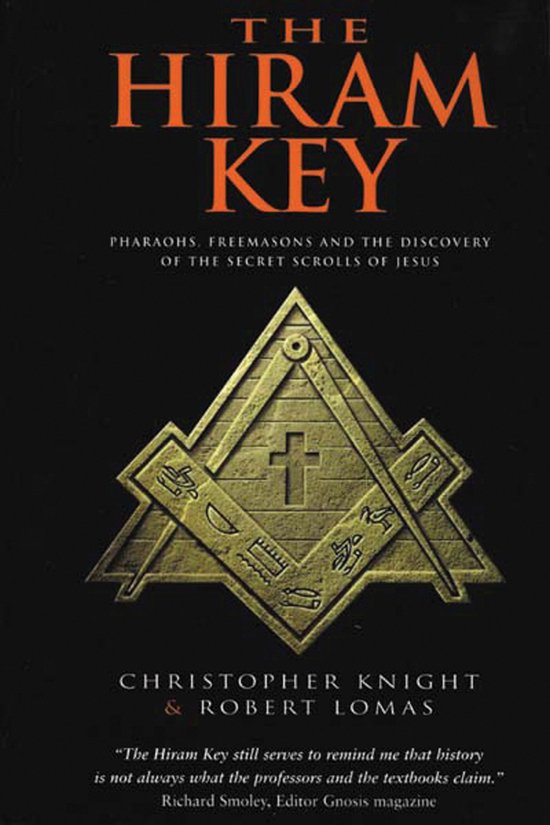 Boekomslag van 'The Hiram Key' met een gouden Masoondriehoek en kruis. Tekst: 'THE HIRAM KEY PHARAOHS, FREEMASONS AND THE DISCOVERY OF THE SECRET SCROLLS OF JESUS CHRISTOPHER KNIGHT & ROBERT LOMAS'.