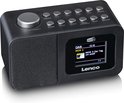 Zwarte Lenco wekkerradio met dab+ scherm, antenne en bedieningsknoppen.