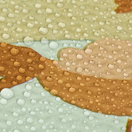 Close-up van een lichtgroen en bruin camouflagepatroon met waterdruppels.