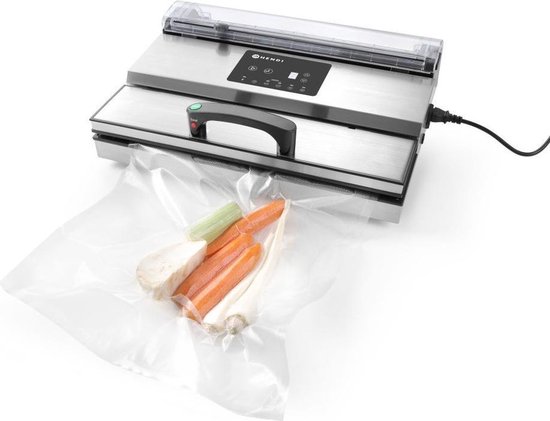 Zilveren Hendi vacuümmachine met een handvat, sluit een zak met wortels, selderij en een stuk kaas.
