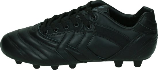 Zwarte hummel voetbalschoen met veters en Hummel-logo op de zijkant.