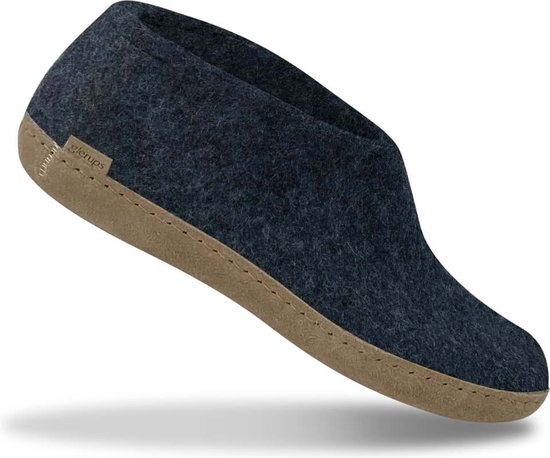 Donkerblauwe pantoffel van vilt met leren zool en Glerups-logo.