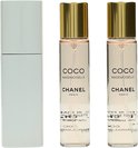 Drie flacons Coco Mademoiselle Eau de Toilette van Chanel met gouden dopjes, naast een zilverkleurige verstuiver.