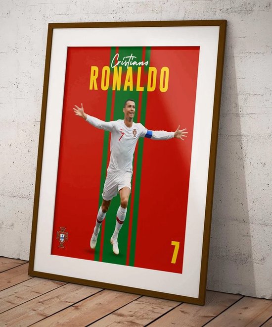 Cristiano Ronaldo in een wit Portugees voetbalshirt met rode shorts, rennend met armen gespreid. Rode achtergrond met groene strepen.