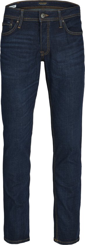 Spijkerbroek met oranje stiksels en label, staand.