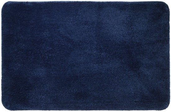 Een effen, donkerblauwe badmat met een zachte textuur.