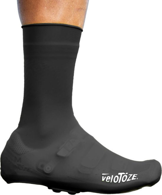 Zwarte Velotoze fietsoverschoen met logo, op een witte achtergrond.