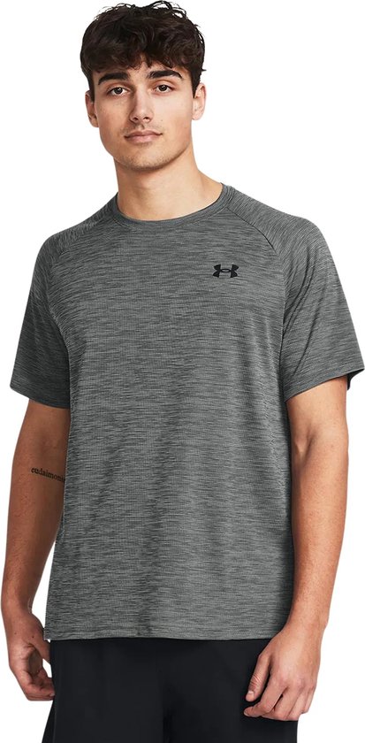 Man, grijs sportshirt met fijne zwarte horizontale strepen en zwart Under Armour logo op de borst.