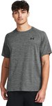 Man, grijs sportshirt met fijne zwarte horizontale strepen en zwart Under Armour logo op de borst.