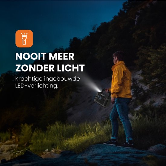 Man met geel jack draagt de Heko Solar powerstation. Ingebouwde LED-verlichting schijnt in het donker.