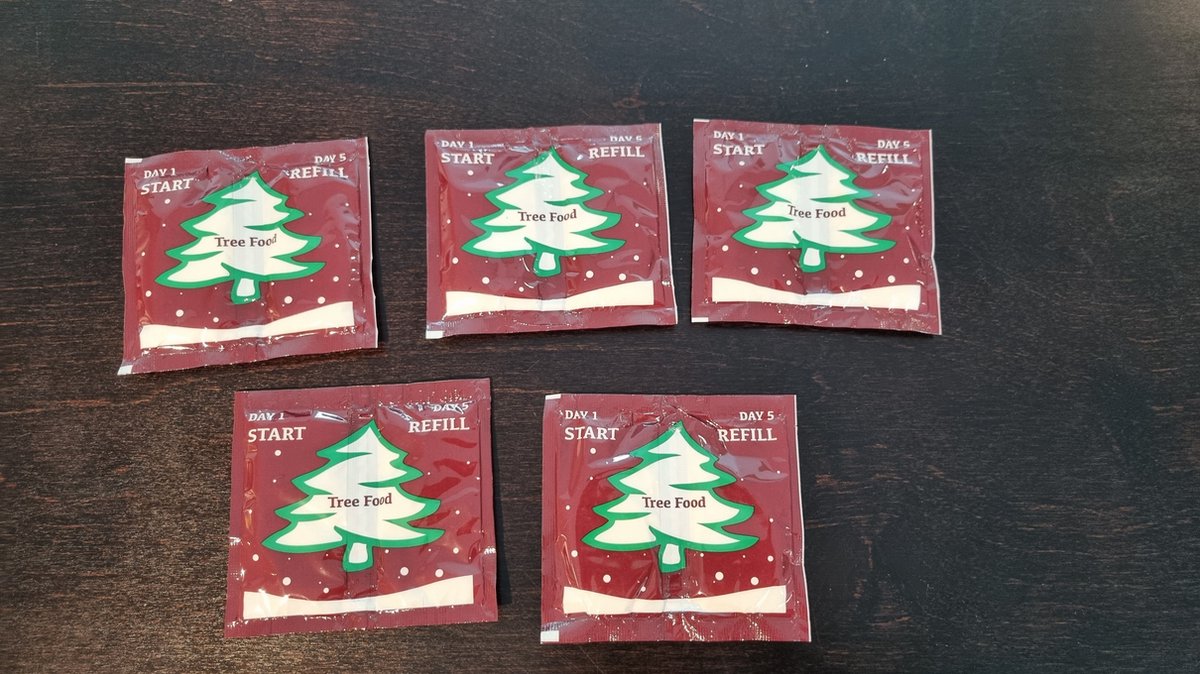 Vijf stuks kerstboomvoeding van Treefood - Groene verpakkingen met logo.