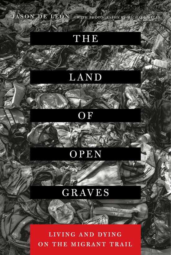 Boekomslag 'The Land of Open Graves' met tekst 'Living and Dying on the Migrant Trail'. Zwart-witfoto van een hoop afval.