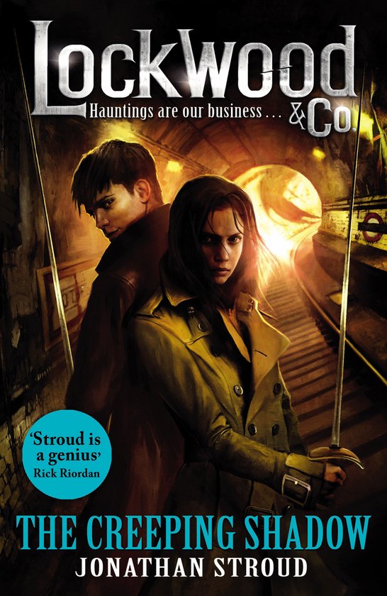 De cover van "The Creeping Shadow" toont twee jonge personen, een man en een vrouw, in een tunnel. De vrouw draagt een trenchcoat.