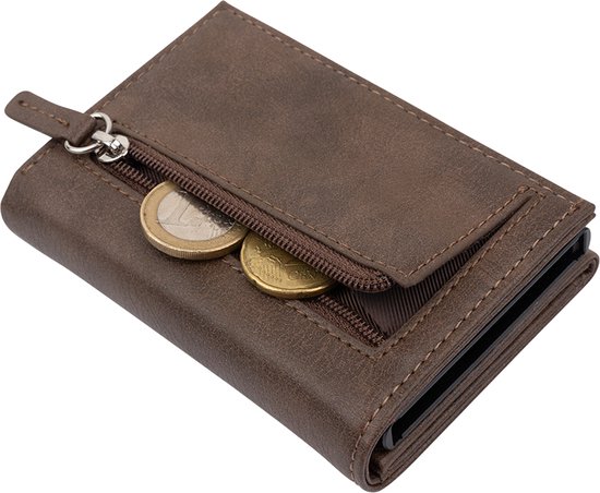 Bruine portemonnee met ritsvak met twee munten en een uitgeschoven pasjeshouder met creditcards.