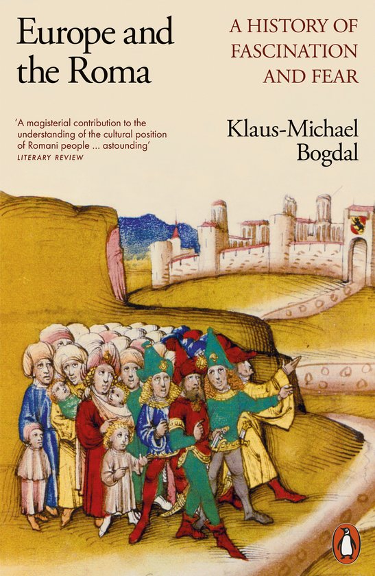 Boek 'Europe and the Roma', met een historische afbeelding van mensen in kleurrijke kledij voor een kasteel.