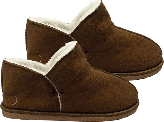 Pantoufles marron avec doublure teddy blanche.