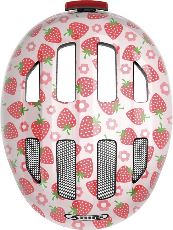 Bovenkant van een lichtroze kinderhelm met aardbeien- en bloemenpatroon. Ventilatieopeningen en ABUS-logo.