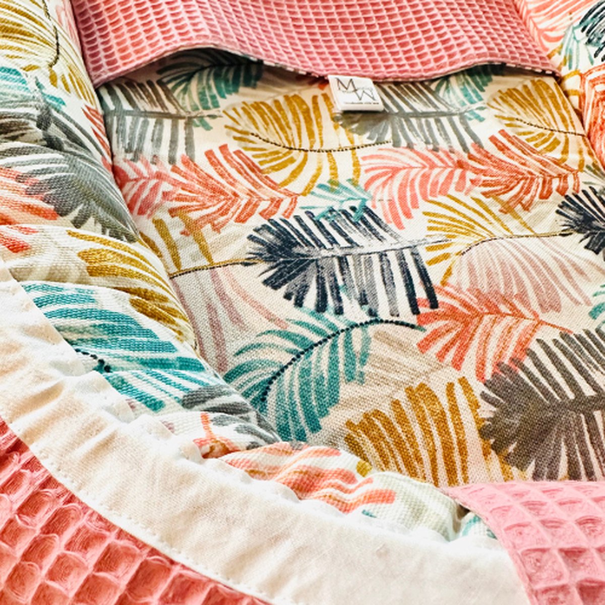 Mauties Mama - Poppennestje, draagwieg, poppenmand, draagmand - gekleurde veren