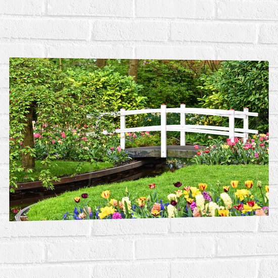 WallClassics - Muursticker - Witte Brug tussen Gekleurde Bloemen - 75x50 cm Foto op Muursticker