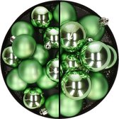 Kerstballen - kunststof - 28x stuks - groen - 4 en 6 cm