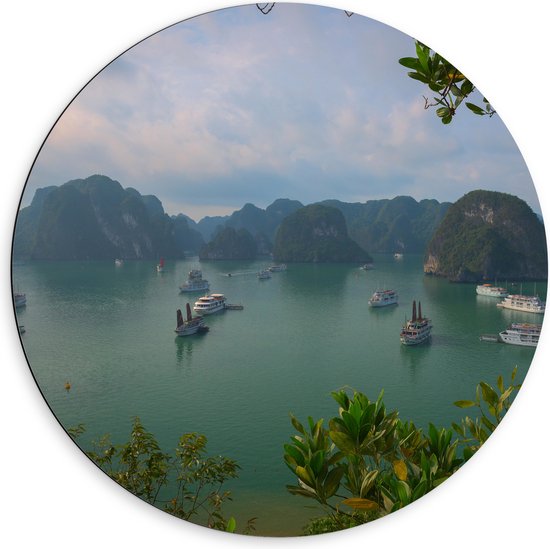 WallClassics - Dibond Muurcirkel - Veel Shepen in Ha Longbaai - Vietnam - 60x60 cm Foto op Aluminium Muurcirkel (met ophangsysteem)