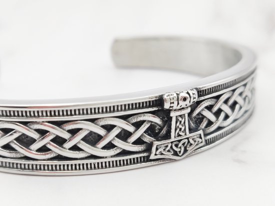 Close-up van zilverkleurige Viking armband met Mjolnir hamer en Keltische knopen