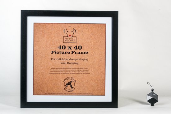Zwarte 40x40 cm fotolijst met wit passe-partout en beschermfolie op acrylglas. "Picture Frames UK" logo en tekst. Decoratief zwart object naast de lijst.