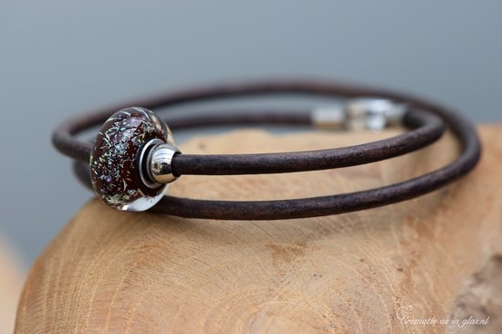 Urn-Herinnerings lederen vintage Brown armband met crematie-as glasbedel Sparkle Brown en rvs stoppers- crematie-as wordt vast in glas verwerkt- Armband wordt voor u op maat gemaakt-herinneringssieraad-assieraad-sieraad-armband-rvs kliksluting