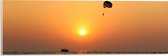 WallClassics - Verre Acrylique - Parachute ascensionnel au coucher du soleil sur la mer - Photo 60x20 cm sur Verre Acrylique (Avec Système d'accrochage)
