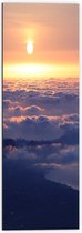WallClassics - Dibond - Opkomende Zon boven de Wolken - 50x150 cm Foto op Aluminium (Met Ophangsysteem)