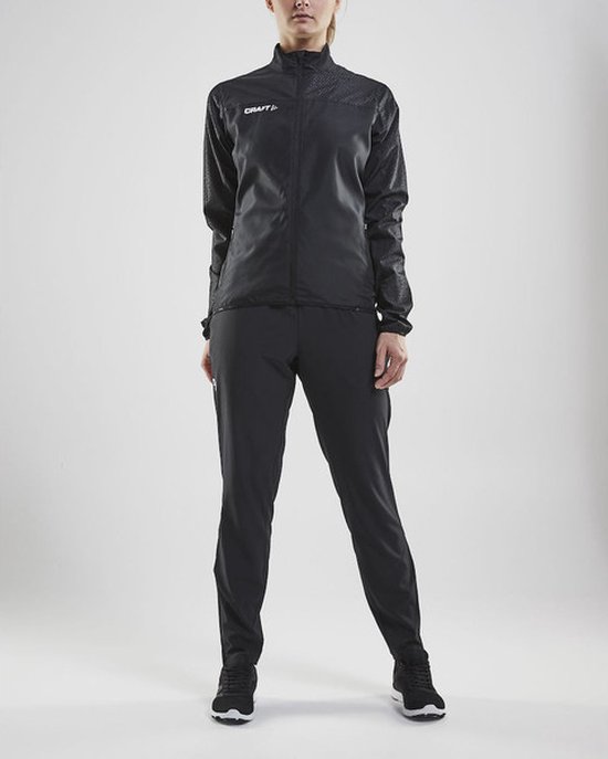 Vrouwen in een zwarte trainingspak: jas met ronde kraag en broek met logoprint.