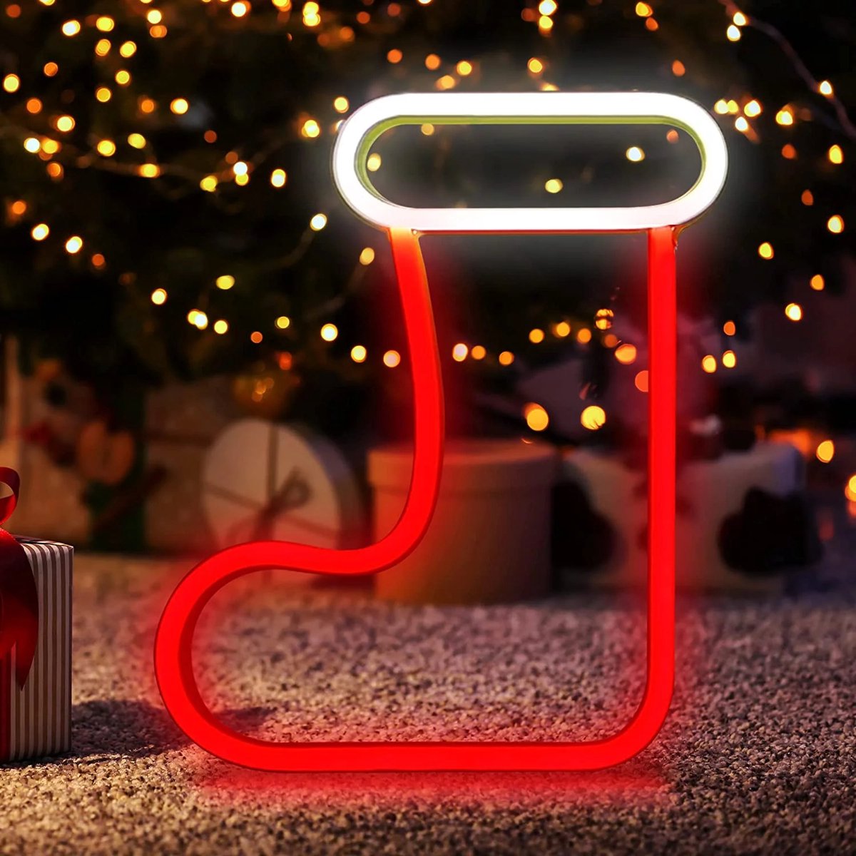 Neon led lamp - Kerst sok - Rood / Wit - 24 x 29 cm - Incl. 3 AA batterijen - Wandlamp - Feestdagen