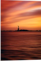 WallClassics - PVC Schuimplaat - Oranje Lucht boven Vrijheidsbeeld in New York - 50x75 cm Foto op PVC Schuimplaat (Met Ophangsysteem)