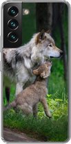 Geschikt voor Samsung Galaxy S22 hoesje - Wolf - Baby - Bos - Siliconen Telefoonhoesje